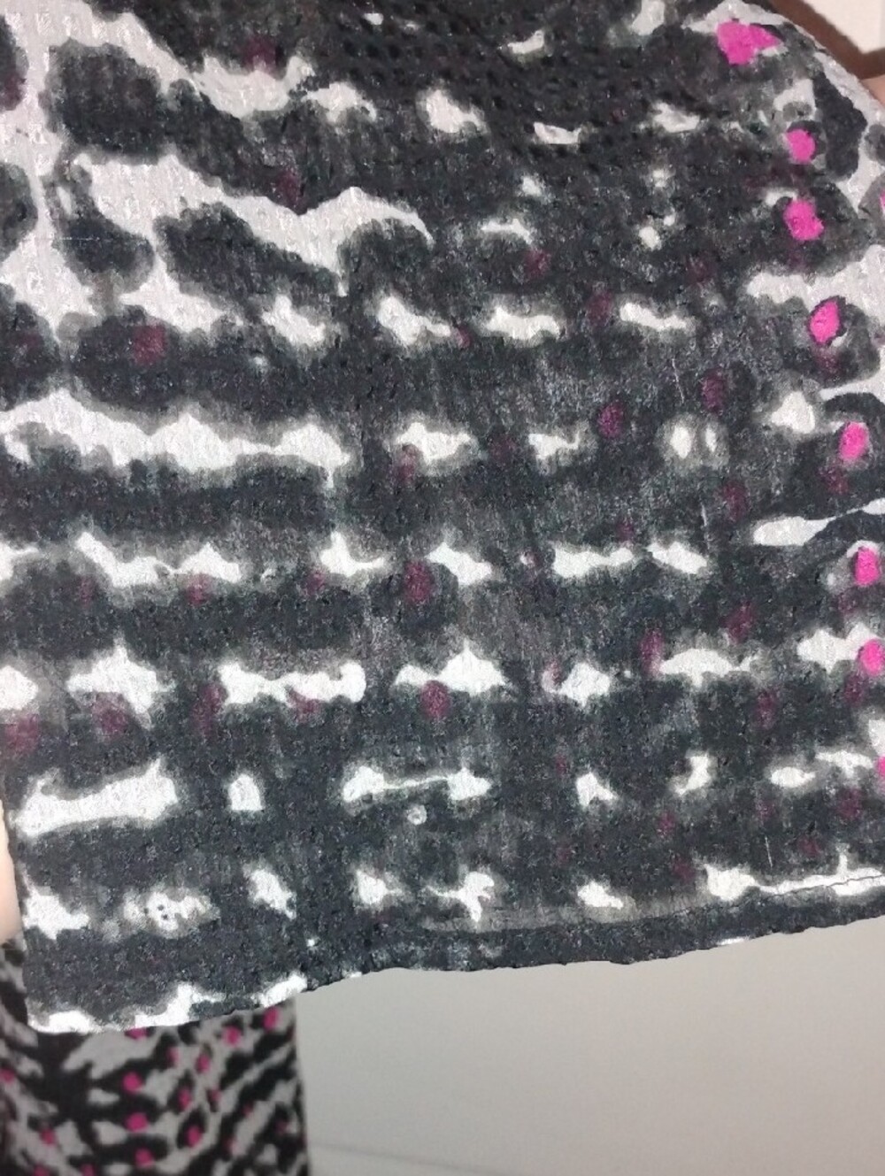 Lane Bryant Gray, Black & Red  Print Top- Size 18/20 - Picture 5 of 9